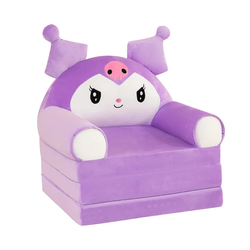 子供たちはソファを折りたたんでいます